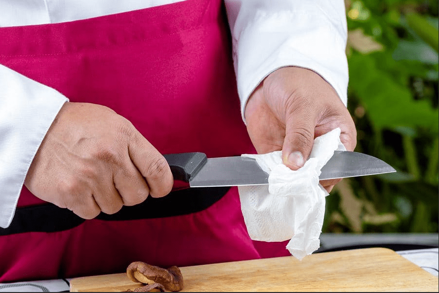 When Must a Knife Be Cleaned and Sanitized - featured image